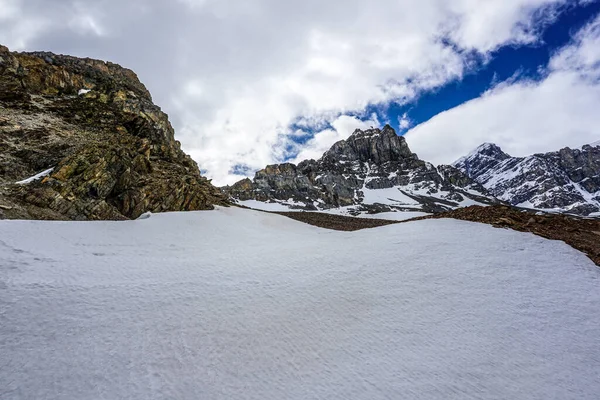 Snowcapped Canada Rockies Montanha Durante Dia Verão Contrastando Com Céu — Fotografia de Stock