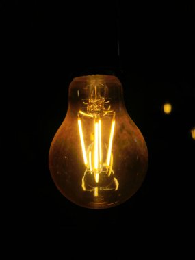 Retro kristal berrak bir ampulün içindeki sarmal elektrik akımı inanılmaz..