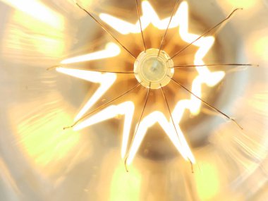 Retro kristal berrak bir ampulün içindeki sarmal elektrik akımı inanılmaz..