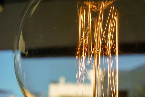 Corrente Elétrica Espiral Incrível Dentro Uma Lâmpada Clara Cristal Retro — Fotografia de Stock