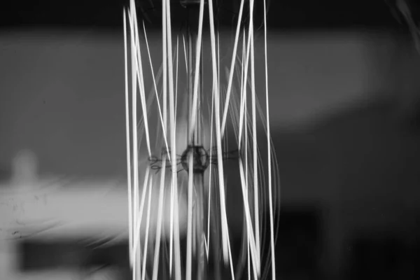 Úžasný Spirálový Elektrický Proud Uvnitř Křišťálově Čisté Žárovky — Stock fotografie