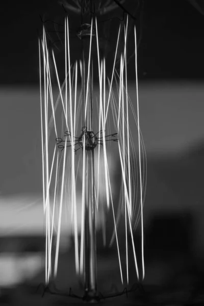 Úžasný Spirálový Elektrický Proud Uvnitř Křišťálově Čisté Žárovky — Stock fotografie