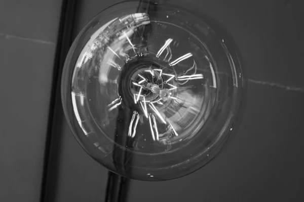 Retro Kristal Berrak Bir Ampulün Içindeki Sarmal Elektrik Akımı Inanılmaz — Stok fotoğraf