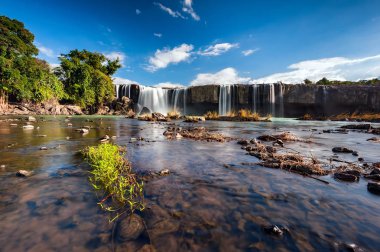 Yük arabası Nur şelale Dak Lak ili, Vietnam.