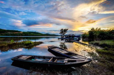 Günbatımı üzerinde Ta gübre Gölü Dak Nong ili, Vietnam.