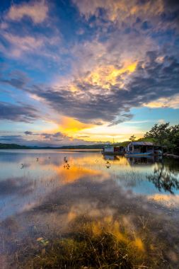 Günbatımı üzerinde Ta gübre Gölü Dak Nong ili, Vietnam.