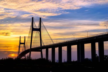 Phu Askılı Köprümü Hochiminh City, Vietnam üzerinden günbatımı.