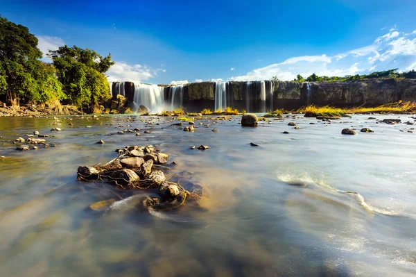 Yük arabası Nur şelale Dak Lak ili, Vietnam.