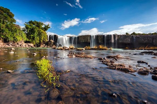 Yük arabası Nur şelale Dak Lak ili, Vietnam.