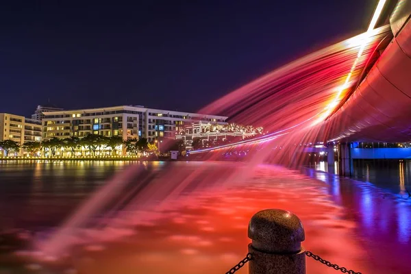 Hochiminh City, Vietnam Anh Sao Köprüsü'nden renkli ışıklar ile su fıskiyeleri.