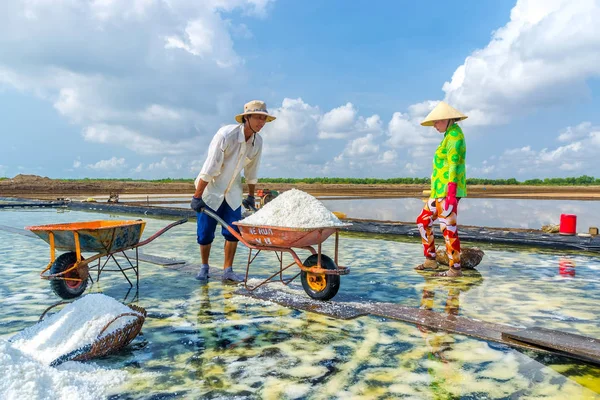 カンゾー ホーチミン市 ベトナムの塩の収穫農家 — ストック写真