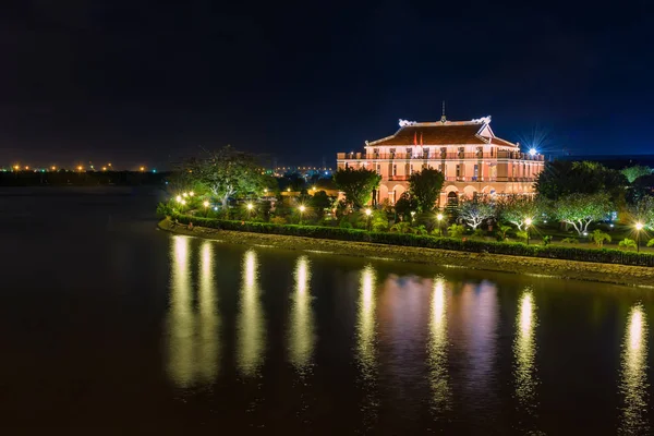 Ho Chi Minh City-Vietnam: Nha Rong port Hochiminh City, Vietnam, gece görünümü. Bu bağlantı noktası Saygon Nehri üzerinde yer almaktadır ve 1862 yılında Fransız egemenliği sırasında inşa edilmiştir ve şimdi bu Hochiminh şehrin bir semboldür.