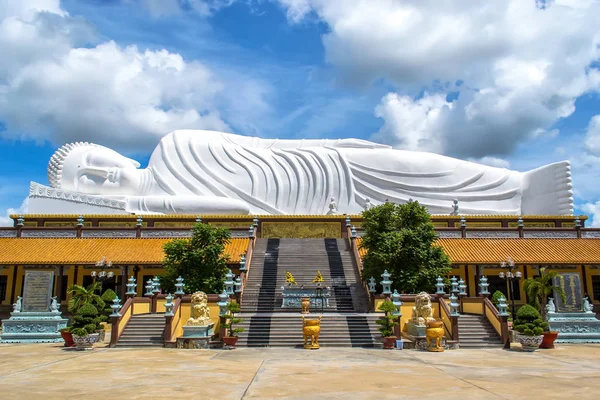 Binh Duong-Vietnam: Prş Dau Mot, Binh Duong Eyaleti, Vietnam tapınakta çatısında yer alan Buda heykeli.