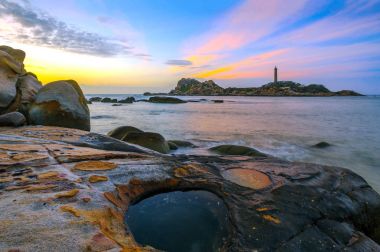 Binh Thuan-Vietnam: Sunrise Fransız mimar tarafından teslim tarihi 1890 eski deniz feneri ile Ke Ga plaj üzerinde. Burayı turistler için ünlü yer.