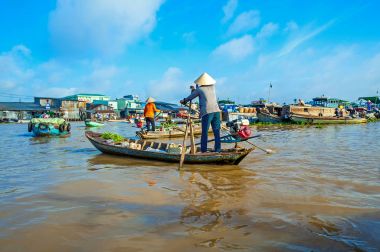 Can Tho-Vietnam: kadın kürek gıdalar ve sebze Cai Rang, Can Tho city, Vietnam kayan piyasada satın almak için tekneler.