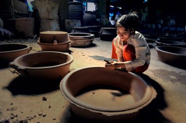 Dongnai - Vietnam: Kadın Dong Nai Eyaleti, Vietnam atölye porselen ürünlerde yapıyor.