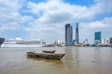 Hochiminh City-Vietnam: balıkçı tekneleri ve yolcu gemisi Hochiminh City, Vietnam Saygon Nehri üzerinde ankraj.