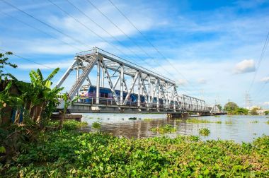 Hochiminh City-Vietnam: tren Hochiminh City, Vietnam eski köprünün üzerinde çalışan. 
