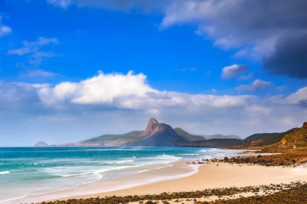 Con Dao - Vietnam: Peyzaj Con Dao Adası Ba Ria Vung Tau ili, Vietnam. Con Dao Vietnam ve bugün Con Dao savaşta en sert hapiste güzel bozulmamış plajlar, serin mavi su ile turistik bir ada olarak kabul oldu.