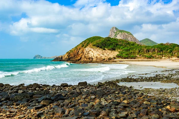 Con Dao - Vietnam: Peyzaj Con Dao Adası Ba Ria Vung Tau ili, Vietnam. Con Dao Vietnam ve bugün Con Dao savaşta en sert hapiste güzel bozulmamış plajlar, serin mavi su ile turistik bir ada olarak kabul oldu.