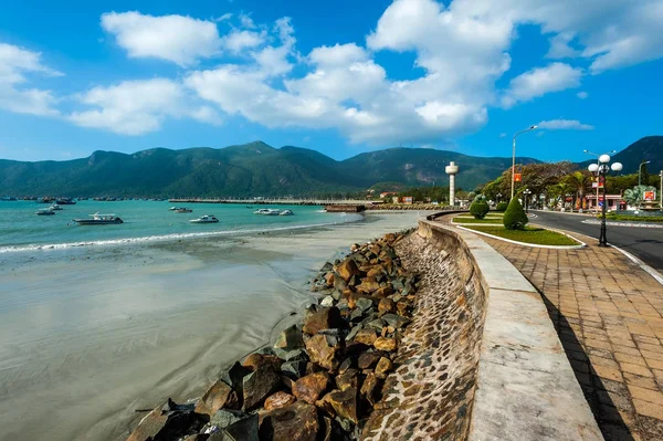 Con Dao - Vietnam: Peyzaj Con Dao Adası Ba Ria Vung Tau ili, Vietnam. Con Dao Vietnam ve bugün Con Dao savaşta en sert hapiste güzel bozulmamış plajlar, serin mavi su ile turistik bir ada olarak kabul oldu.