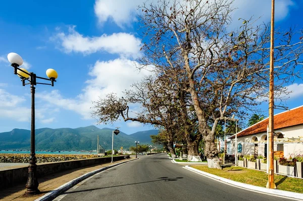 Con Dao - Vietnam: Peyzaj Con Dao Adası Ba Ria Vung Tau ili, Vietnam. Con Dao Vietnam ve bugün Con Dao savaşta en sert hapiste güzel bozulmamış plajlar, serin mavi su ile turistik bir ada olarak kabul oldu.