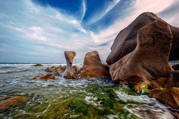 Binh Thuan-Vietnam: Sunrise beach Co Thach, Binh Thuan Eyaleti, egzotik kaya oluşumları, Co Thach fotoğraf çekmek ve Vietnam vahşi doğayı keşfetmek için sevenler için vazgeçilmez bir hedef olduğunu Vietnam.With üzerinde.