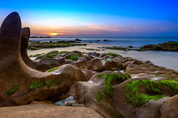 Binh Thuan-Vietnam: Sunrise beach Co Thach, Binh Thuan Eyaleti, egzotik kaya oluşumları, Co Thach fotoğraf çekmek ve Vietnam vahşi doğayı keşfetmek için sevenler için vazgeçilmez bir hedef olduğunu Vietnam.With üzerinde.