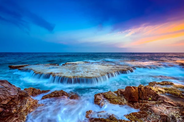 Ninh Thuan-Vietnam: günbatımı üzerine asmak Rai, nerede mercan resifleri ve dağ mağaralar oluşan bir alan içinde Vinh Hy Bay, Phan Rang şehir, yaklaşık 35 km güneyinde denize Ninh Thuan Eyaleti, Vietnam esneme.