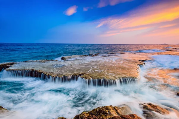 Ninh Thuan-Vietnam: günbatımı üzerine asmak Rai, nerede mercan resifleri ve dağ mağaralar oluşan bir alan içinde Vinh Hy Bay, Phan Rang şehir, yaklaşık 35 km güneyinde denize Ninh Thuan Eyaleti, Vietnam esneme.