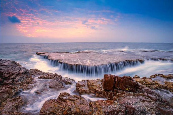 Ninh Thuan-Vietnam: Sunrise asmak Rai, nerede mercan resifleri ve dağ mağaralar oluşan bir alan içinde Vinh Hy Bay, Phan Rang şehir, yaklaşık 35 km güneyinde denize Ninh Thuan Eyaleti, Vietnam esneme üzerinde.