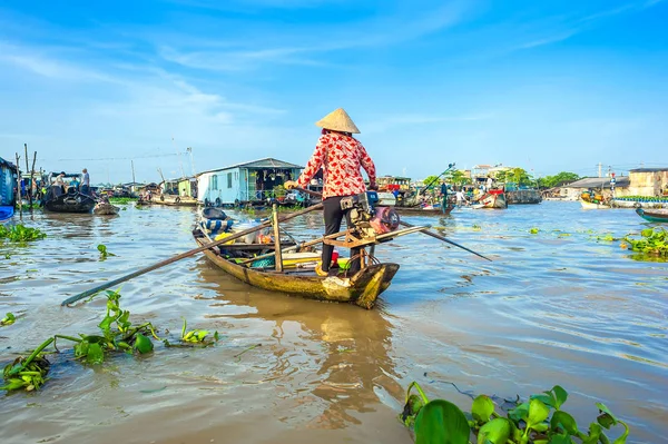 ことができます Tho ベトナム カイラン カントー市 ベトナムの水上マーケットでの女性手漕ぎボート — ストック写真
