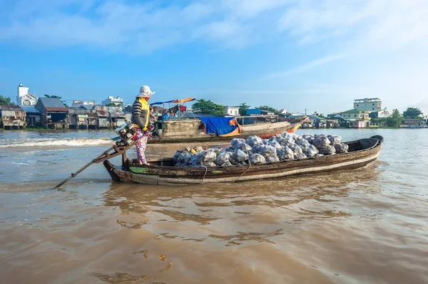 ことができます Tho ベトナム カイラン カントー市 ベトナムの水上マーケットに野菜や果物でボートを運転女性 — ストック写真