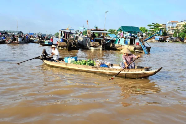 Can Tho-Vietnam: sebze ve meyve üzerinde kayan ile kadın ve erkek kürekli tekneler Cai Rang, Can Tho city, Vietnam Pazar..