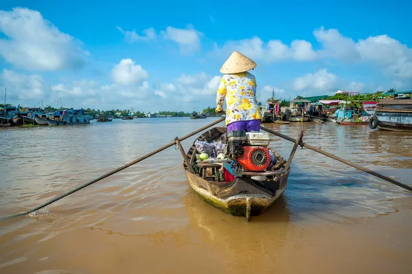 ことができます Tho ベトナム カイラン カントー市 ベトナムの水上マーケットで野菜を購入する女性手漕ぎボート — ストック写真