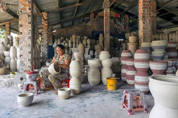 Binh Duong-Vietnam: kadın Lai Thieu, Binh Duong Eyaleti, Vietnam atölye porselen ürünlerde dekorasyon.