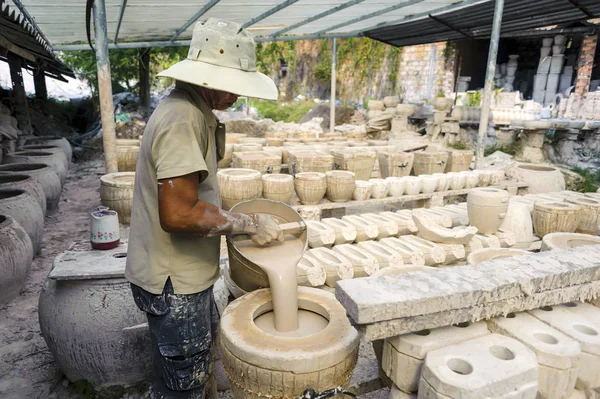 Binh Duong-Vietnam: adam atölye porselen ürünlerde Lai Thieu, Binh Duong Eyaleti, Vietnam yapıyor.