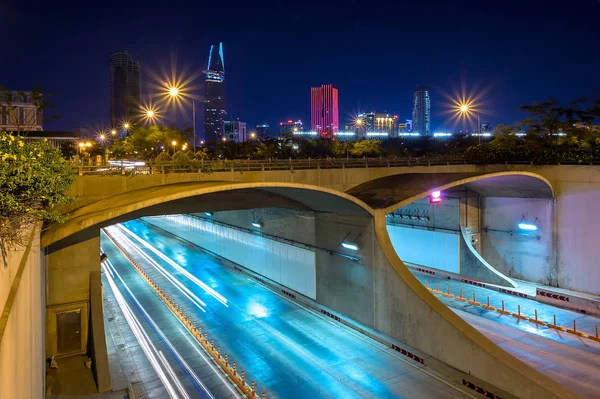 Hochiminh City - Vietnam: Hochiminh city, Vietnam gece nehri geçip yeraltı tüneli. Hochiminh şehir Vietnam en büyük şehir.