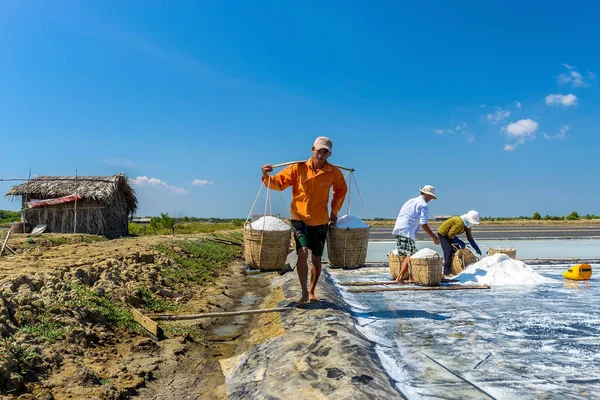 ホーチミン市ベトナム カンゾー ホーチミン市 ベトナムの塩籠を担いで農家 — ストック写真