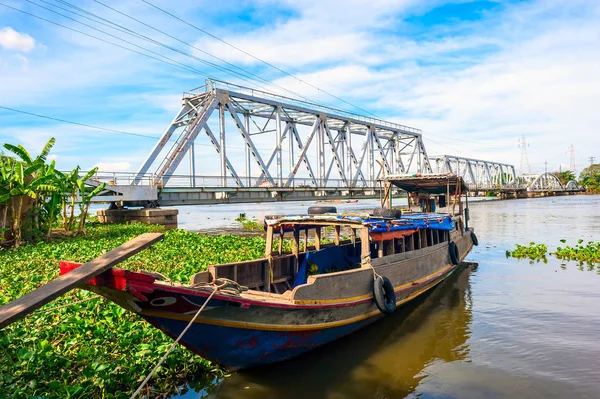 ホーチミン市 ベトナム ホーチミン市 ベトナムの川の上のアンカー木製ボート — ストック写真