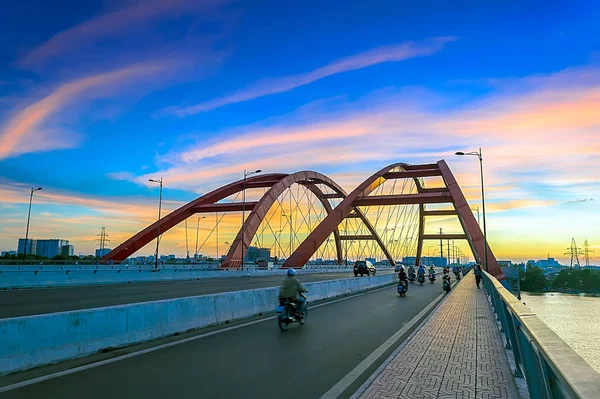 Hochiminh City-Vietnam: modern köprü üzerinden günbatımı Binh Loi Hochiminh City, Vietnam adında. Yakın zamanda inşa köprüler Hochiminh şehirde biridir.
