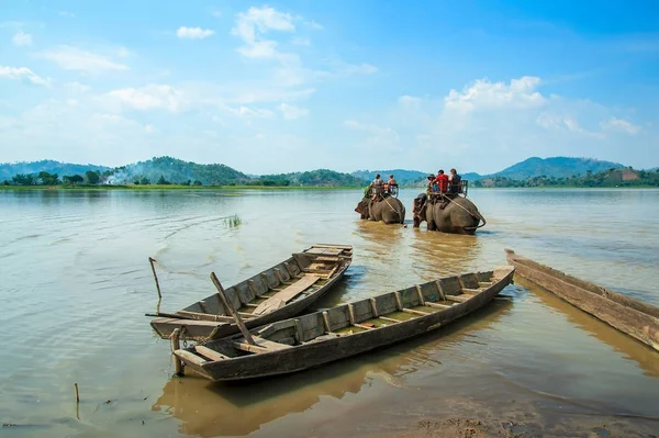 Dak Lak ベトナム 観光客 Lak ダクラク省 ベトナムで湖の上に象に乗って — ストック写真
