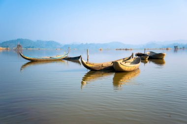 Dak Lak-Vietnam: Lak, Dak Lak Eyaleti, Vietnam gölde veya uygun ahşap balıkçı tekneleri.
