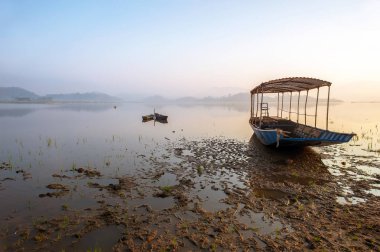 Lak, Dak Lak Eyaleti, Vietnam göl kenarında ankraj yolcular dak Lak-Vietnam: tekne.