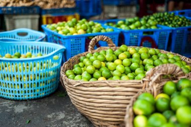 Limon piyasada sepetleri.