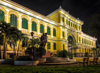 Görünümünde, Saigon Merkez postane gece Ho Chi Minh city, Vietnam. Gotik binanın çelik yapı Gustave Eiffel tarafından tasarlanmıştır. Ho Chi Minh city Asya'nın popüler bir turistik yer.