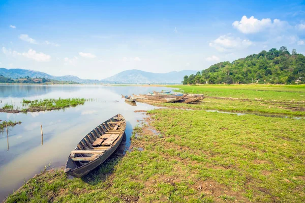 Dak Lak Vietnam Barcos Pesca Madeira Ancorando Lago Lak Província — Fotografia de Stock