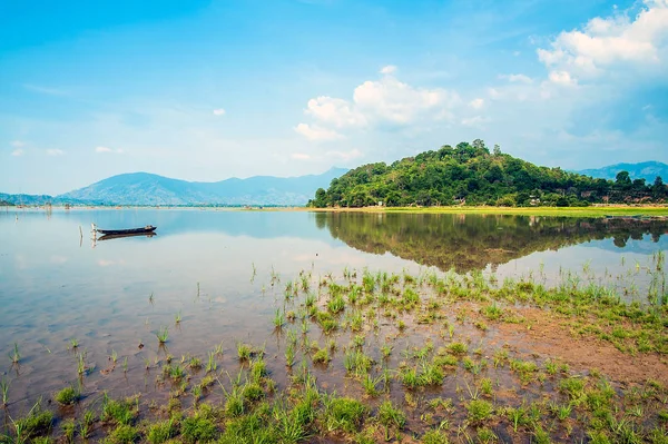 Dak Lak ベトナム 木製の釣りボート湖 Lak ダクラク省 ベトナムでの固定 — ストック写真
