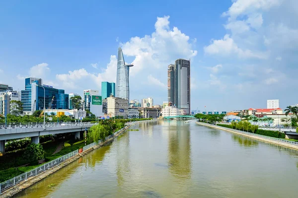 Hochiminh City - Vietnam: şehir manzara Ben Nghe kanal Hochiminh City, Vietnam. Hochiminh en büyük şehir ve Vietnam ekonomik Merkezi şehridir.