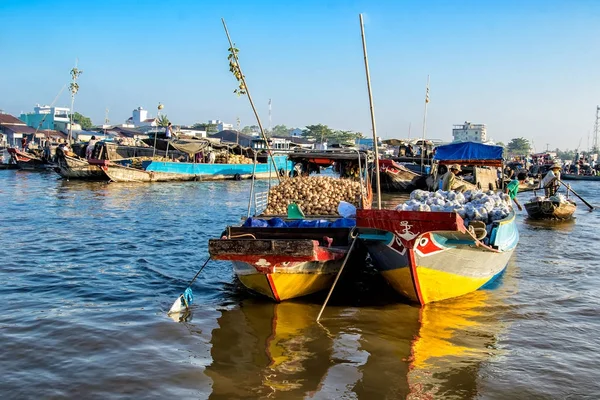 Can Tho-Vietnam: gıda ve sebze Cai Rang, Can Tho city, Vietnam kayan piyasada ankraj tekneler.